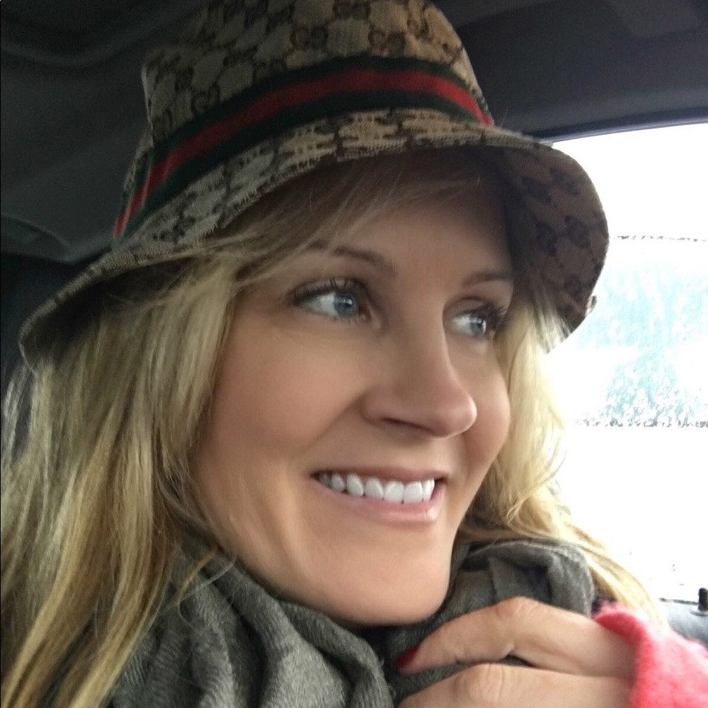 Meet your Posher, Laurie
